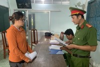 Cơ quan Cảnh sát điều tra Công an tỉnh Bến Tre thi hành lệnh bắt tạm giam đối với Nguyễn Thị Thúy Vân. (Ảnh: TTXVN phát)