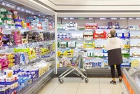 Người dân chọn mua hàng trong siêu thị ở Berlin, Đức. (Ảnh: THX/TTXVN)