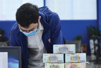 Nhiều nhà đầu tư cũ và mới đang rót thêm tiền vào thị trường chứng khoán.