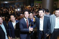 Chủ tịch Đảng Tiến bước bắt tay Chủ tịch Đảng Vì nước Thái sau cuộc họp của liên minh 8 chính đảng vào chiều tối 17/7 (Ảnh: Bangkokpost)