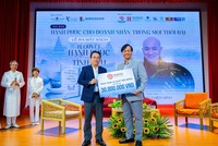 Ông Bùi Quang Anh Vũ – Tổng Giám đốc Phát Đạt trao tặng học bổng cho Đại diện trường Đại học Quốc tế Hồng Bàng.