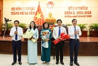 Ông Trần Chí Cường (thứ hai, từ phải sang) được bầu giữ chức Phó chủ tịch UBND Thành phố.