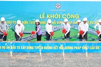 Lãnh đạo TP. Hà Nội và các đại biểu thực hiện nghi thức khởi công Dự án đầu tư xây dựng tuyến đường kết nối đường Pháp Vân - Cầu Giẽ với đường Vành đai 3.