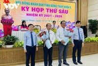 Lãnh đạo tỉnh Đồng Tháp tặng hoa cho ông Đoàn Tấn Bửu và ông Nguyễn Lâm Thái Thuận.