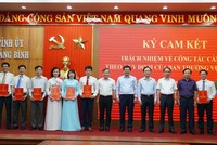Thường trực Tỉnh ủy Quảng Bình trao quyết định điều động, bổ nhiệm cán bộ.