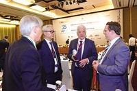 Đằng sau các cuộc đối thoại