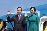 Chủ tịch nước Võ Văn Thưởng cùng Phu nhân đến Sân bay Quốc tế Vienna, Thủ đô Vienna, bắt đầu chuyến thăm chính thức Cộng hòa Áo. (Ảnh: Thống Nhất/TTXVN)