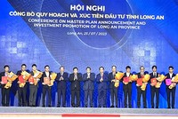 Thủ tướng Phạm Minh Chính trao giấy chứng nhận đầu tư và chụp ảnh lưu niệm cùng các doanh nghiệp.