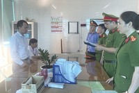 Cán bộ cảnh sát điều tra đọc lệnh khởi tố bị can đối với Trần Đức Lượng. (Nguồn: Công an Nghệ An).