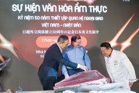 Yamada Takio - Đại sứ đặc mệnh toàn quyền Nhật Bản tại Việt Nam và Thứ trưởng Bộ Văn hóa Thể thao và Du lịch - Tạ Quang Đông cùng Đại sứ văn hóa ẩm thực Tomisawa (áo trắng) tại Lễ hội xẻ cá ngừ vây xanh khổng lồ ở nhà hàng Nhật Bản Hatoyama (Hà Nội).