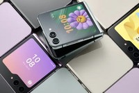 Màn hình bên ngoài của Z Flip 5 chiếm gần hết mặt trên của điện thoại khi gập lại. (Ảnh: Samsung)