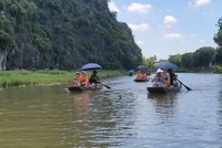 Khách du lịch quốc tế tham quan Tam Cốc, xã Ninh Hải, huyện Hoa Lư, tỉnh Ninh Bình. (Ảnh: Đỗ Huy/Vietnam+)