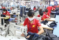 Thiếu đơn hàng lớn, các doanh nghiệp dệt may phải nhận thêm các đơn hàng nhỏ để có nguồn việc cho người lao động.