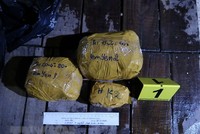 Số kim loại nghi vàng bị công an thu giữ. (Ảnh: TTXVN phát).