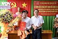 Ông Võ Văn Cảnh, Phó chủ tịch UBND tỉnh Đắk Lắk trao quyết định bổ nhiệm ông Nguyễn Minh Huấn, Tỉnh uỷ viên, Chánh Thanh tra tỉnh giữ chức vụ Giám đốc Sở Tài nguyên và Môi trường.