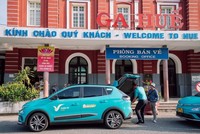 Taxi điện Xanh SM đón khách tại ga Huế. Ảnh: VinFast.
