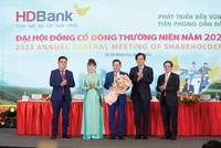 HĐQT chúc mừng Ban điều hành HDBank vì những thành quả đạt được năm qua.