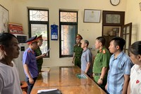 Cơ quan Cảnh sát Điều tra-Công an tỉnh Hà Nam tống đạt quyết định khởi tố bị can, lệnh bắt bị can và lệnh khám xét đối với Phạm Gia Luật. (Nguồn: Công an tỉnh Hà Nam)