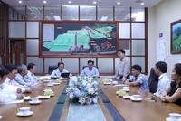 Lãnh đạo tỉnh Bình Định trong lần làm việc với Công ty cổ phần Kỹ nghệ gỗ Tiến Đạt để tìm hướng tháo gỡ khó khăn trong sản xuất. Ảnh: Trang Lê.