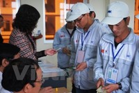 Lao động Việt Nam làm thủ tục sang Hàn Quốc làm việc (Ảnh: PV/vietnam+)