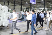 Đoàn nhà đầu tư đến tìm hiểu tại Công ty cổ phần Đầu tư và Thương mại TNG.