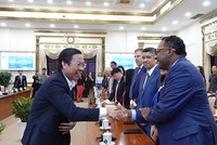 Chủ tịch TP.HCM Phan Văn Mãi trao đổi với đoàn doanh nghiệp Hoa Kỳ - Ảnh: Lê Quân.