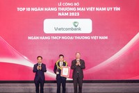 Đại diện Vietcombank (đứng giữa) nhận danh hiệu “Ngân hàng uy tín nhất Việt Nam năm 2023” từ Ban Tổ chức.