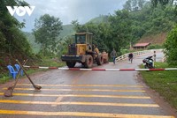 Chính quyền địa phương và các ngành chức năng đã cấm các phương tiện lưu thông qua cầu.