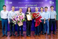 Bà Phùng Thị Thu Hà nhận hoa chúc mừng.