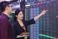 Thị trường chứng khoán thu hút thêm nhiều nhà đầu tư mới, nâng số lượng tài khoản lên gần 7,5 triệu. Ảnh: Dũng Minh.