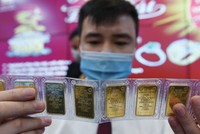 Giá vàng trong nước vẫn chênh lệch lớn so với giá vàng thế giới.