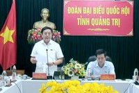 Đại biểu Hoàng Đức Thắng chất vấn tại đầu cầu Quảng Trị.