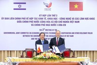 Bộ trưởng Bộ KH&CN Việt Nam Huỳnh Thành Đạt và Bộ trưởng Bộ Kinh tế và Công nghiệp Israel Nir Barkat ký kết Biên bản Kỳ họp lần 3 của Uỷ ban liên Chính phủ Việt Nam - Israel. (Ảnh: VGP)
