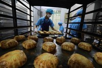 Sản xuất Bánh Trung thu của Công ty Cổ phần Bánh Mứt Kẹo Hà Nội. (Ảnh: Vũ Sinh/TTXVN)