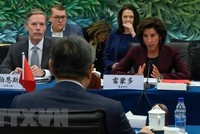 Bộ trưởng Thương mại Mỹ Gina Raimondo và Đại sứMỹ tại Trung Quốc Nick Burns gặp Bộ trưởng Thương mại Trung Quốc Vương Văn Đào ở Bắc Kinh ngày 28/8. (Nguồn: AFP/Getty Images)
