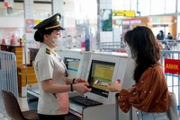 Công tác đảm bảo an ninh hàng không đượt siết chặt tại tất cả các khâu tại Cảng Hàng không quốc tế Nội Bài. (Ảnh: PV/Vietnam+).