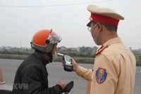 Cảnh sát giao thông kiểm tra nồng độ cồn của người điều khiển phương tiện. (Ảnh minh họa. Thùy Dung/TTXVN)