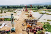 Tập đoàn Đèo Cả huy động nhiều thiết bị hiện đại để thi công cao tốc Bắc - Nam, đoạn Quảng Ngãi - Hoài Nhơn.