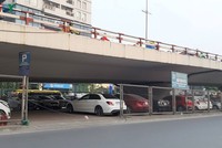 Điểm trông giữ xe gầm cầu vượt Ngã Tư Vọng đường Giải Phóng. Ảnh: H.La/VOV.