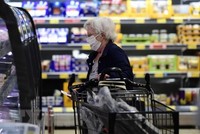 Người dân mua sắm tại một siêu thị ở Duesseldorf, Đức. (Ảnh: AFP/TTXVN)