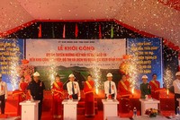 Các đại biểu nhấn nút khởi công Dự án tuyến đường kết nối quốc lộ 19 đến Khu công nghiệp, đô thị và dịch vụ Becamex VSIP Bình Định.