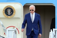 Tổng thống Hoa Kỳ Joe Biden tới Sân bay Quốc tế Nội Bài. (Ảnh: An Đăng/TTXVN).