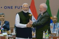 Thủ tướng Ấn Độ Narendra Modi trao búa Chủ tịch G20 cho Tổng thống Brazil Luiz Inacio Lula da Silva. (Nguồn: PTI)