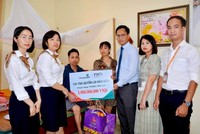 Đại diện Vietcombank Hải Dương và đại diện FWD Việt Nam thăm hỏi, tặng quà và trao biển tượng trưng chi trả quyền lợi bảo hiểm cho anh Phùng Văn Lực.