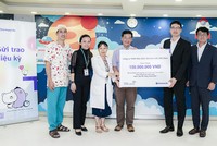 Shinhan Life trao tặng 150 triệu đồng hỗ trợ bệnh nhi ung thư có hoàn cảnh khó khăn.