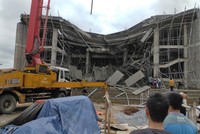 Hiện trường sập sảnh trước công trình Trung tâm văn hoá huyện Tuyên Hoá.