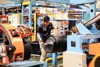 Công nhân làm việc tại nhà máy sản xuất lốp ôtô của Công ty Trách nhiệm Hữu hạn Sailun Việt Nam, Khu Công nghiệp Phước Đông, huyện Gò Dầu (tỉnh Tây Ninh). (Ảnh: Hồng Đạt/TTXVN).