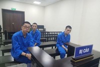 Ba bị cáo Sơn, Hiệp và Kiện tại phiên tòa ngày 27/9. (Nguồn: Báo Công an Nhân dân)