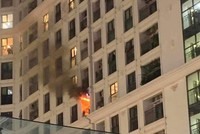 Hiện trường vụ cháy tầng 6 chung ở phường Mỹ Đình. (Ảnh TTXVN phát)