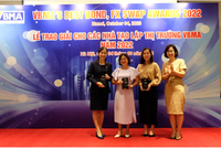 Đại diện Vietcombank (thứ 2 từ trái sang) nhận giải thưởng cao nhất dành cho Nhà tạo lập Thị trường giao dịch Repo nhiều nhất năm 2022.